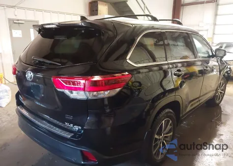 2018 Toyota Highlander Xle z USA, uszkodzony, nr VIN 5TDJZRFH3JS557060